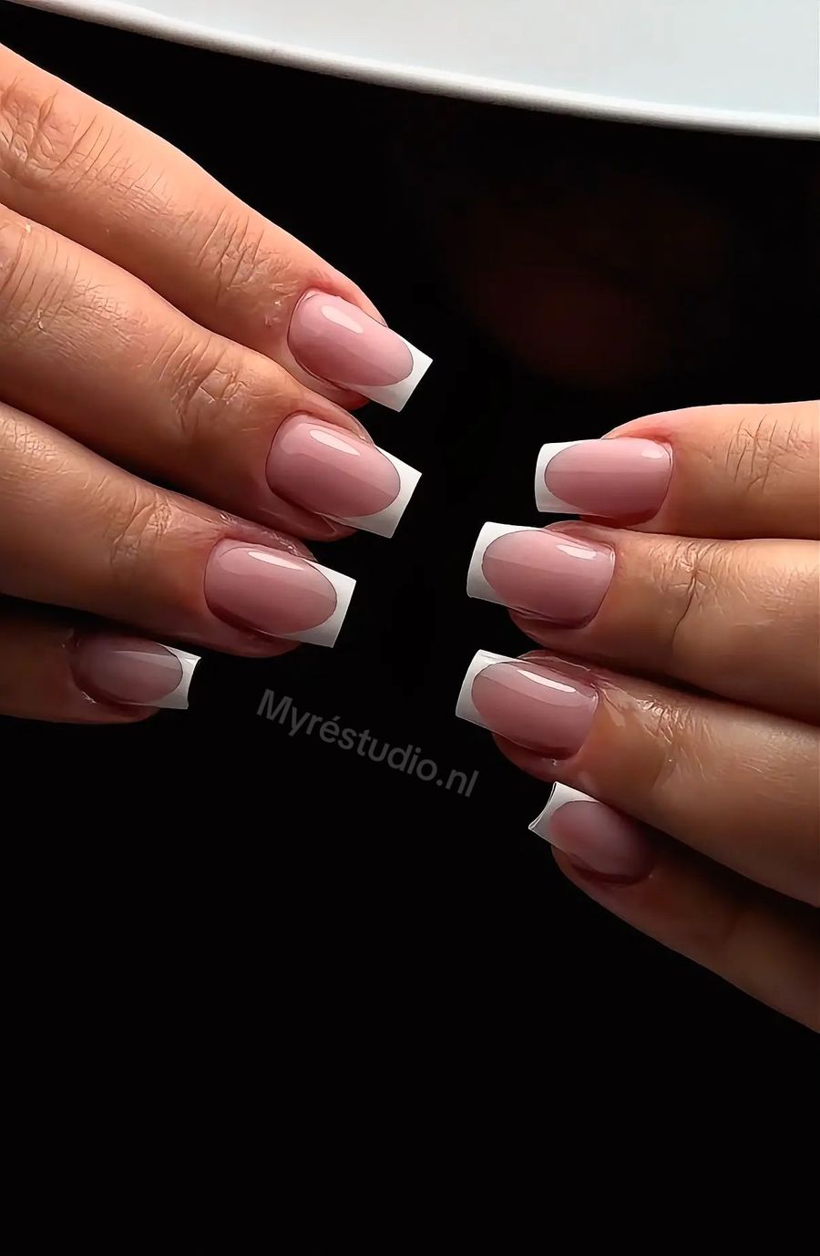 Vierkante nagels met klassieke witte French