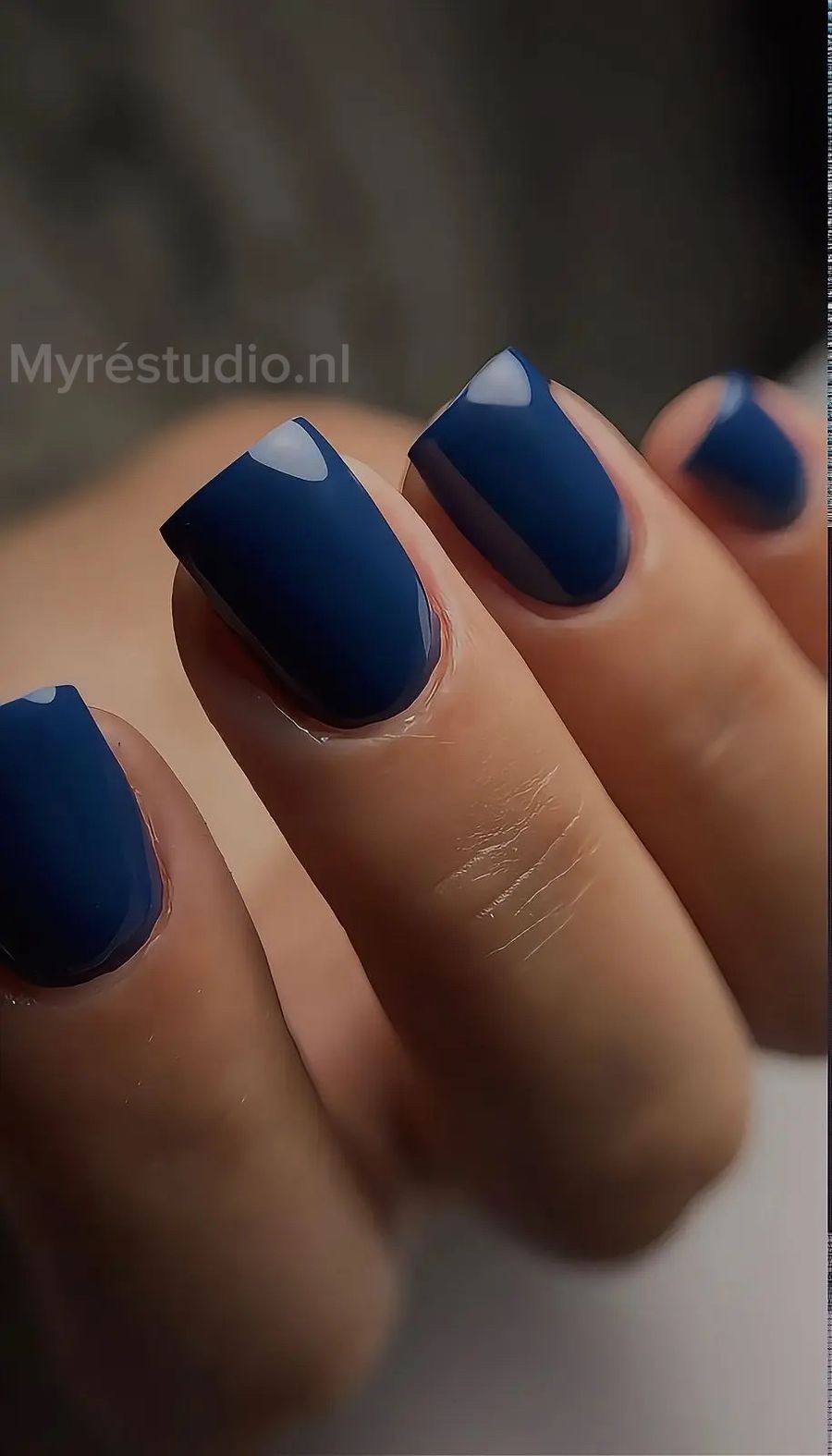 Korte, matte nagels in donkerblauw