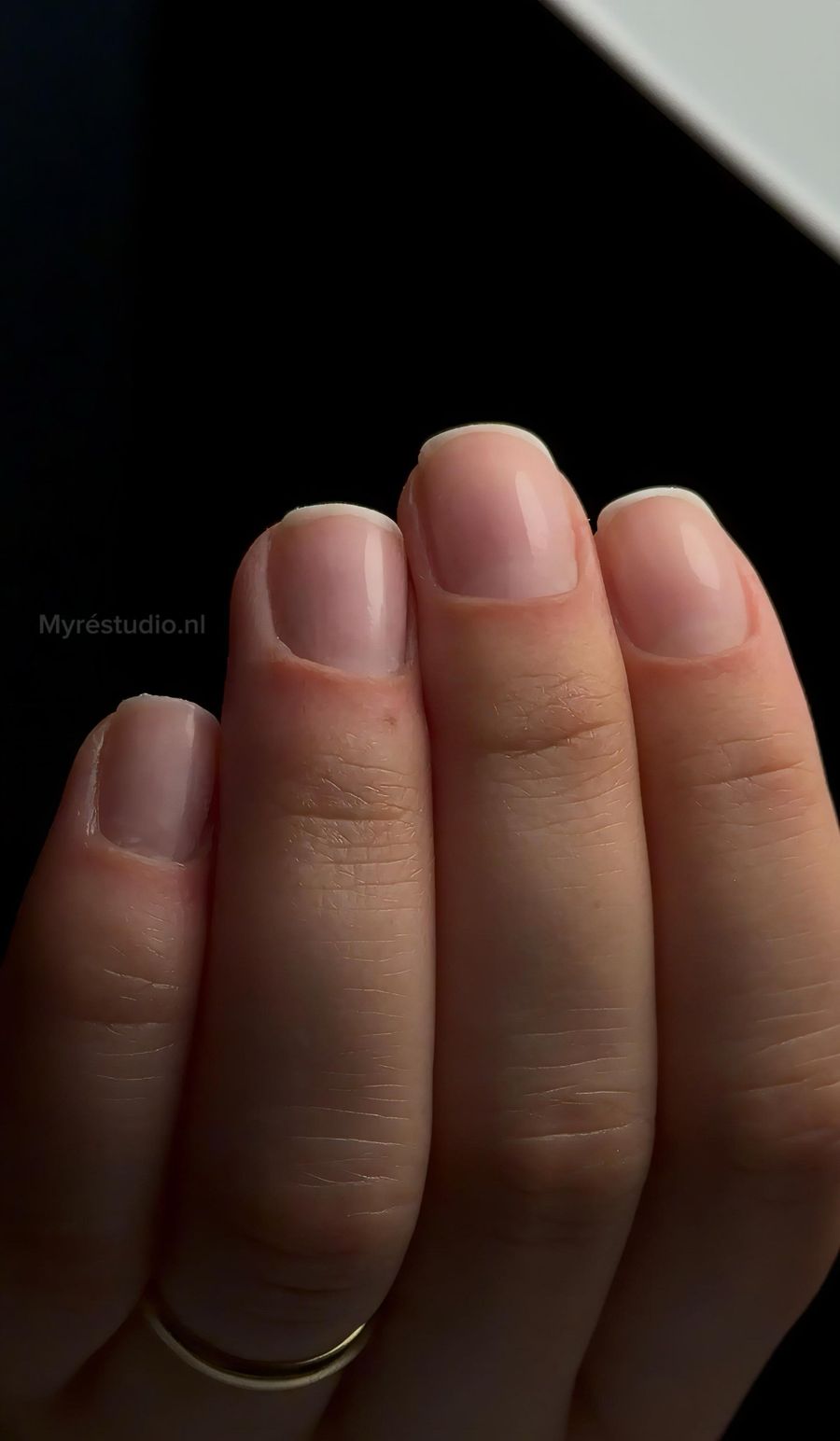 Verzorgde natuurlijke nagels na een manicure